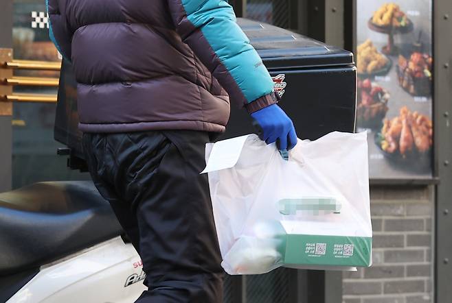 서울 시내 한 음식점 거리에서 배달 라이더가 음식을 오토바이에 싣고 있다. ⓒ연합뉴스