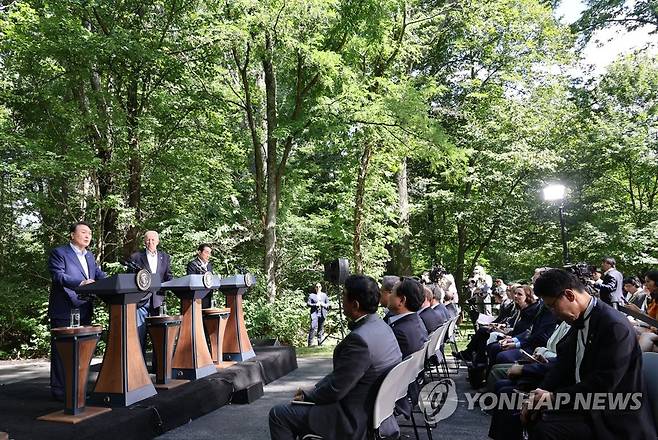 윤석열 대통령, 공동기자회견 발언 (캠프 데이비드=연합뉴스) 진성철 기자 = 윤석열 대통령이 18일(현지시간) 워싱턴DC 인근 미국 대통령 별장인 캠프 데이비드에서 열린 한미일 정상 공동기자회견에서 발언하고 있다. 2023.8.19 zjin@yna.co.kr