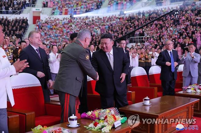 북한 김정은, 중·러 대표단들과 공연관람 (평양 조선중앙통신=연합뉴스) 김정은 북한 국무위원장이 '전승절'(6ㆍ25전쟁 정전협정기념일) 70주년 행사 참석차 방북한 러시아 군사대표단, 중국 정부 대표단과 함께 공연을 관람했다고 조선중앙통신이 27일 보도했다. 2023.7.27 
    [국내에서만 사용가능. 재배포 금지. For Use Only in the Republic of Korea. No Redistribution] nkphoto@yna.co.kr