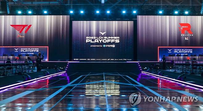 2023 LCK 서머 결승전 올라갈 팀은 누구? (대전=연합뉴스) 김주환 기자 = 19일 대전 유성구 대전컨벤션센터 제2전시장에서 2023 LCK 서머 최종 결승 진출전(준결승전) 시작 전 무대에 T1(왼쪽)과 KT 롤스터 로고가 나란히 떠 있다. 2023.8.19 jujuk@yna.co.kr