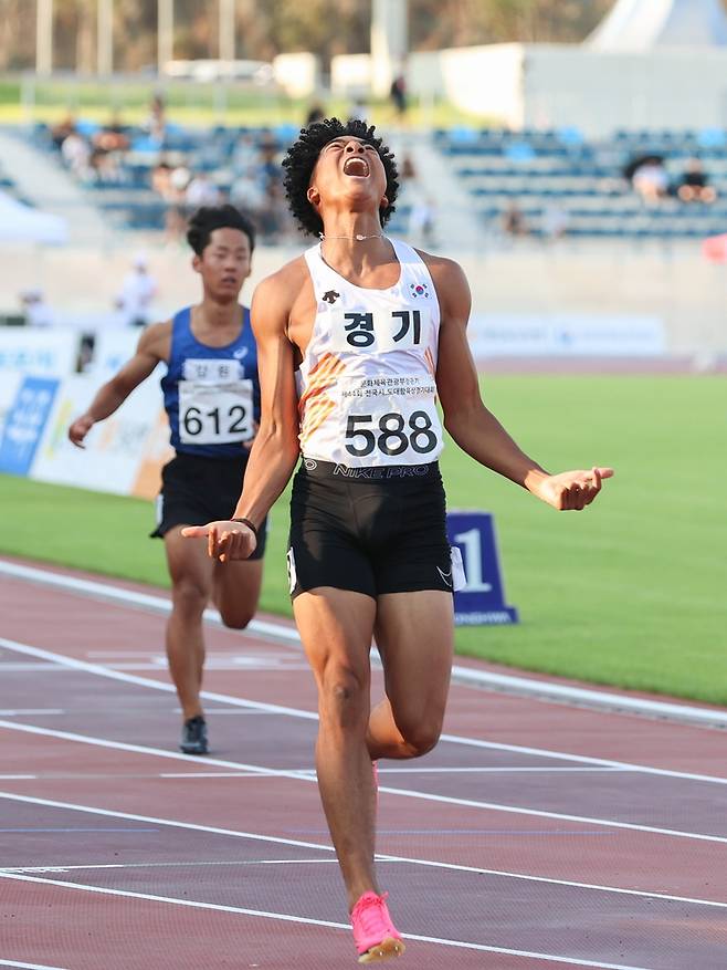 포효하는 나마디 조엘진 (서울=연합뉴스) 나마디 조엘진이 19일 목포종합운동장에서 열린 문화체육관광부장관기 제44회 전국시도대항육상경기대회 남자 고등부 100ｍ 결선에서 10초36의 한국 남자 고등부 신기록으로 우승한 뒤, 포효하고 있다. [대한육상연맹 제공. 재판매 및 DB금지]