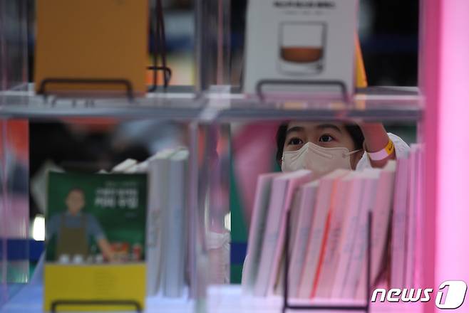 13일 오후 서울 광화문광장에 마련된 야외도서관 '광화문 책마당'을 찾은 어린이가 읽을 책을 고르고 있다.  (사진은 기사 내용과 관계없음)  2023.5.13/뉴스1 ⓒ News1 구윤성 기자