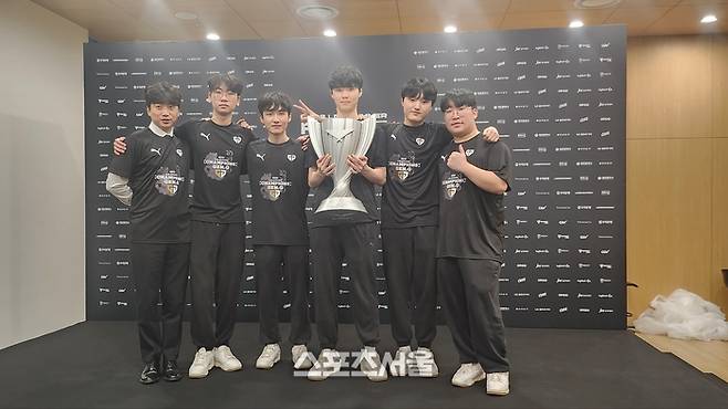 젠지 선수들이 20일 대전컨벤션센터에서 열린 LCK 서머 결승에서 우승을 차지한 후 기념촬영을 하고 있다. 대전=김민규 기자 kmg@sportsseoul.com