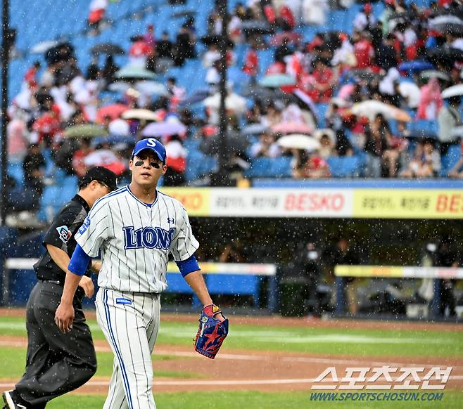 2023 KBO리그 KIA 타이거즈와 삼성 라이온즈의 경기가 20일 대구 삼성라이온즈파크에서 열렸다. 3회초 KIA의 공격을 앞두고 우천으로 경기가 중단되고 있다. 대구=허상욱 기자wook@sportschosun.com/2023.08.20/