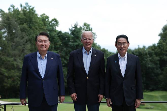 윤석열 대통령과 조 바이든 미국 대통령, 기시다 후미오 일본 총리가 18일(현지 시각) 미국 워싱턴DC 인근 대통령 별장인 캠프 데이비드에서 한미일 정상 오찬에 앞서 기념촬영을 하고 있다./대통령실