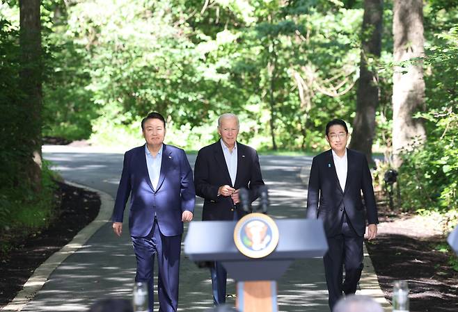 윤석열 대통령, 조 바이든 미국 대통령, 기시다 후미오 일본 총리가 18일(현지시각) 워싱턴DC 인근 미국 대통령 별장인 캠프 데이비드에서 한미일 정상 공동기자회견을 위해 오솔길을 함께 걸어 오고 있다. /연합뉴스