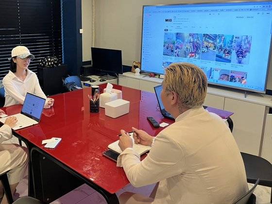 강남 등에서 비키니를 입은 채 오토바이를 타는 퍼포먼스를 기획한 김지수 MIB 대표(오른쪽)와 라이딩에 직접 참여한 소속 배우 채아(31)씨를 지난 17일 인터뷰했다. MIB 제공