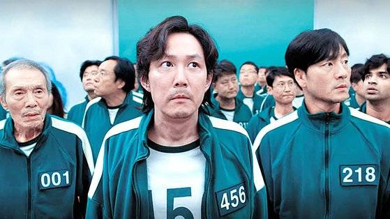 넷플릭스 드라마 오징어게임에서 참가자들이 착용했던 운동복. 신형 민방위복과 색상이 유사하다는 지적이 나온다. [사진 넷플릭스]