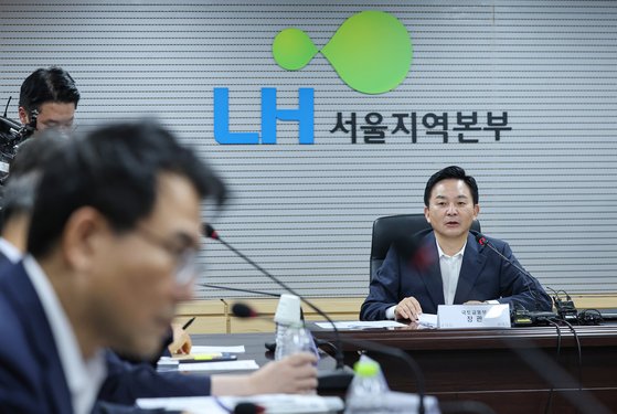 원희룡 국토교통부 장관이 20일 오후 서울 강남구 한국토지주택공사(LH) 서울지역본부에서 열린 LH 용역 전관카르텔 혁파 관련 긴급회의에 참석해 인사말하고 있다. 연합뉴스