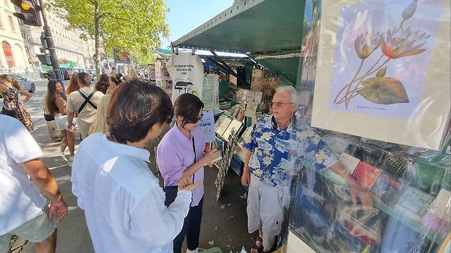 한 서적상이 취재진에게 서점 철거에 대한 입장을 말하고 있다.