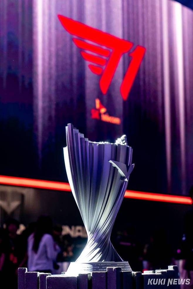 T1과 우승컵.&nbsp; &nbsp;사진=차종관 기자