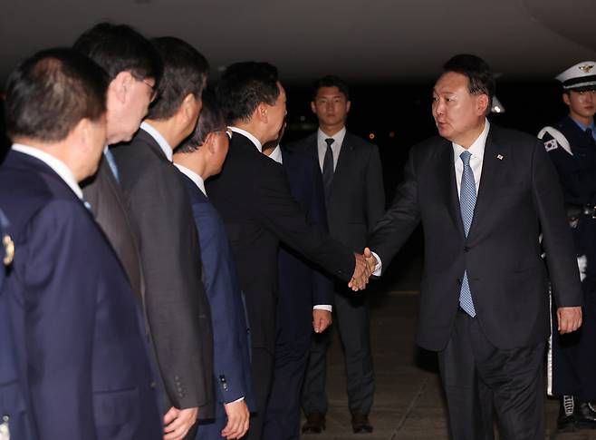 한미일 정상회의을 마치고 귀국한 윤석열 대통령이 20일 성남 서울공항에 전용기인 공군 1호기편으로 도착해, 마중나온 국민의힘 김기현 대표 등과 인사하고 있다. [연합]