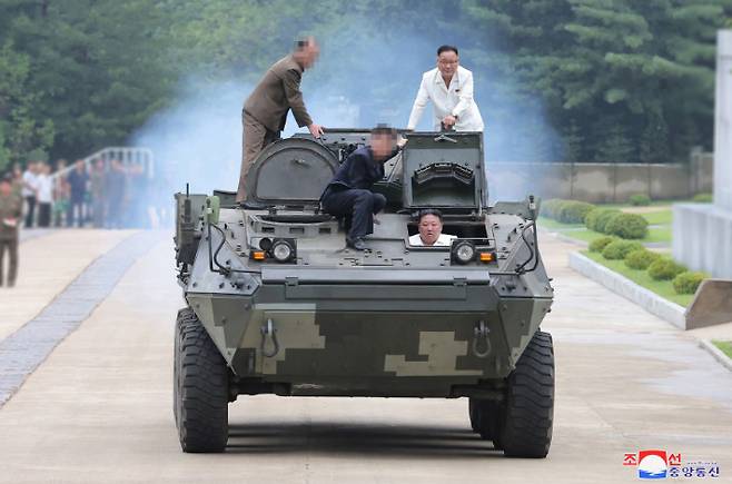 북한 김정은 "미사일 생산능력 비약적 제고"…장갑차도 직접 몰아. 연합뉴스