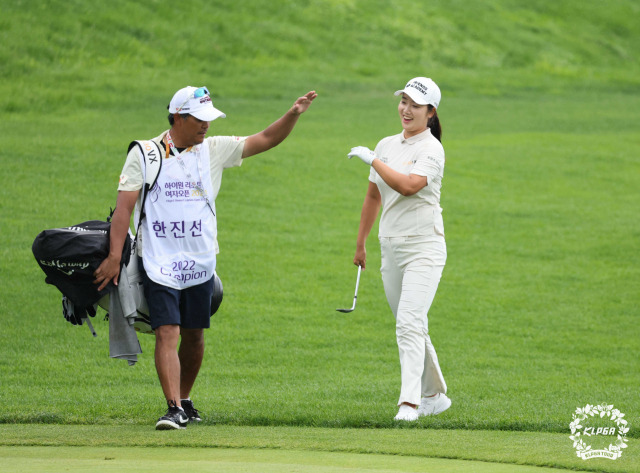 한진선(오른쪽)이 20일 하이원리조트 여자오픈 4라운드 18번 홀에서 캐디와 우승을 자축하고 있다. 사진 제공=KLPGA