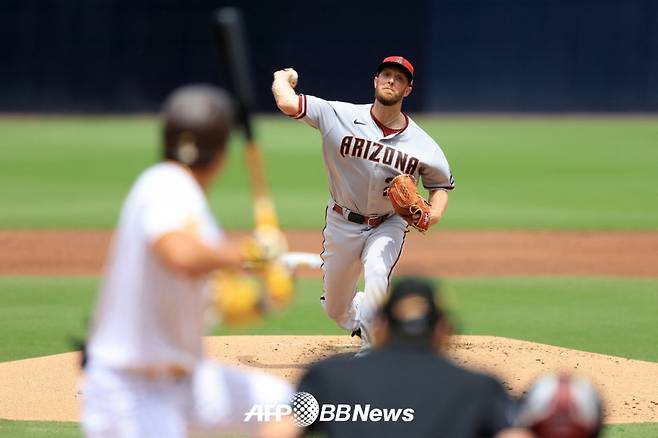 'KBO 역수출 신화' 메릴 켈리(오른쪽)가 20일(한국시간) 샌디에이고 파드리스와 더블헤더 1차전에서 역투하고 있다. /AFPBBNews=뉴스1