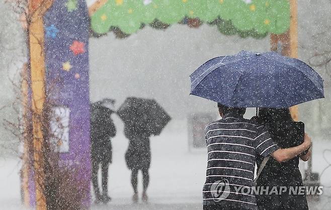 22~24일 전국에 많은 비…더위 계속되며 '처서의 마법' 없을 듯  [연합뉴스 자료사진]