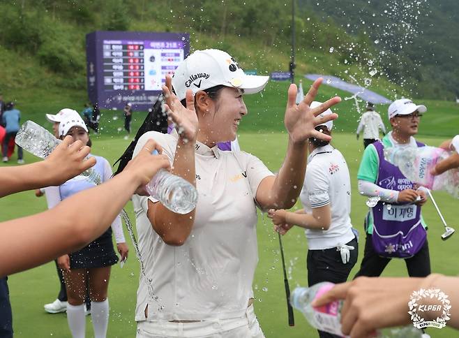 축하 물세례를 받는 한진선. [KLPGA 제공. 재판매 및 DB 금지]