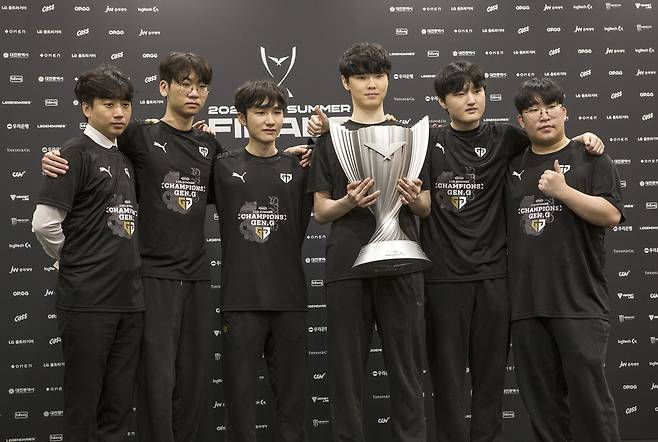 LCK 스플릿 3연패 달성한 젠지     (대전=연합뉴스) 김주환 기자 = 젠지(Gen.G) 감독과 선수단이 20일 대전 유성구 대전컨벤션센터에서 열린 2023 LoL 챔피언스 코리아(LCK) 서머 결승전 승리 직후 기자회견에서 우승 트로피를 들어 보이고 있다.
    왼쪽부터 고동빈 감독, '도란' 최현준, '피넛' 한왕호, '쵸비' 정지훈, '페이즈' 김수환, '딜라이트' 유환중. 2023.8.20 jujuk@yna.co.kr