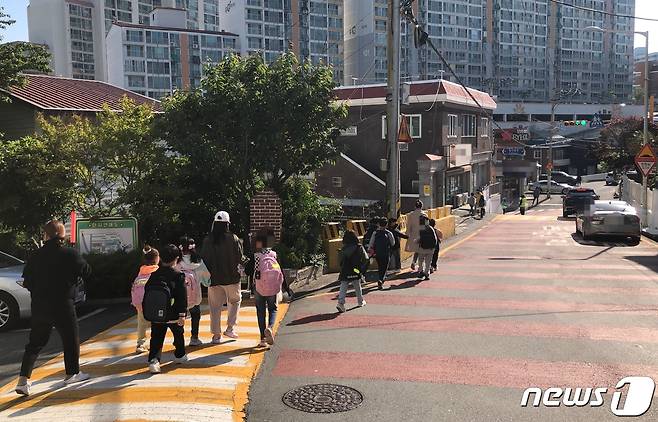 학생들이 어린이보호구역 통학로를 통해 등교하는 모습. ⓒ News1