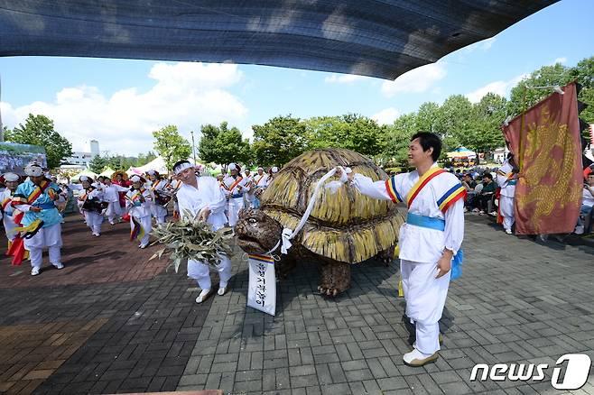 21일 충북 음성군은 올해 설성문화제를 오는 10월12일부터 4일간 연다고 밝혔다. 사진은 거북놀이.(음성군 제공)2023.8.21/뉴스1