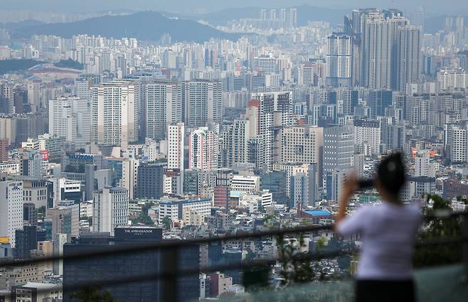 21일 남산에서 바라본 도심 아파트 단지. / 뉴스1