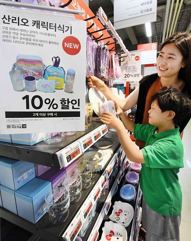 모델들이 21일 서울 등촌동 ‘홈플러스 메가푸드마켓’ 강서점에서 ‘산뜻한 새 단장, 완벽한 새 학기’ 행사를 소개하고 있다.ⓒ홈플러스