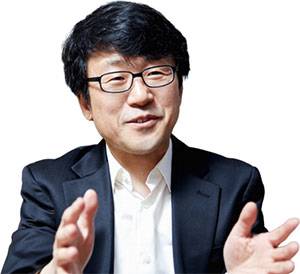 류철균 경북연구원 원장서울대 국어국문학 학·석·박사, 전 이화여대 국어국문학과 및 융합콘텐츠학과 교수, 전 대통령 직속 문화융성위원회 위원, 전 문화체육관광부 이야기 산업 활성화 사업 운영위원회 및 콘텐츠산업 진흥전략추진단 게임분과 위원회 위원장, ‘영원한 제국’ ‘2061년’ 저자 사진 조선일보 DB