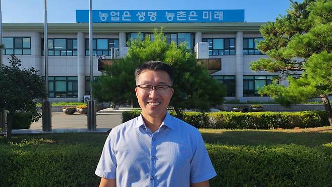 제32회 대산농촌상 농업공직 분야 수상자로 선정된 울산시농업기술센터 김경상 도시농업과장. 울산 황금배 '황금실록' 육성해 농가 소득 증대시키고 민간주도형 생산자 단체인 ‘울산우리배연구회'를 조직해 농협과 행정 등 관계 기관 협치를 이끌었다. 울산시농업기술센터 제공