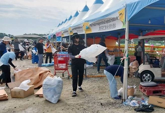 지난 9일 전북 부안 새만금 세계스카우트잼버리 야영장에서 전북도 공무원들과 자원봉사자들이 현장을 정리하는 모습. 전북도 제공