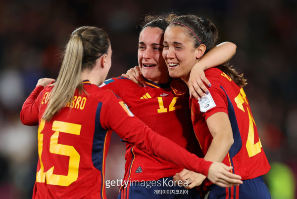 스페인 여자축구대표팀 선수들이 2023 FIFA 여자월드컵 우승이 확정되자 기뻐하고 있다. 사진=게티이미지