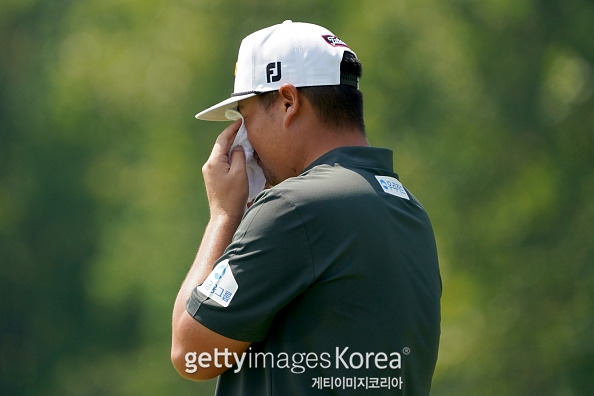 임성재가 BMW 챔피언십 마지막 날 경기 도중 얼굴을 닦고 있다.   사진=게티이미지