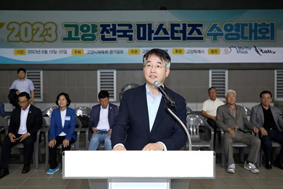 이동환 고양특례시장이 '2023 고양전국마스터즈 수영대회 개회식에 참석하여 축하 인사를 전하고 있다. [사진=고양시]