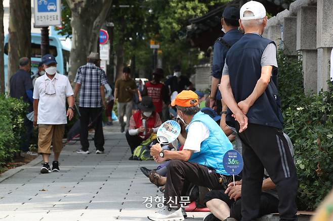 서울 종로구 탑골공원 인근에서 시민들이 더위를 피해 쉬고 있다. 한수빈 기자