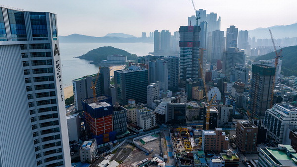 해운대구 숙박시설이 전년도 대비 저조한 이용률을 보인 가운데 21일 해운대구 해운대 해수욕장 일원에 호텔 및 생활형 숙박시설 공사가 한창 진행되고 있다. 이원준 기자