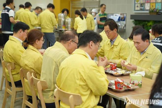 김지철 교육감이 21일 을지연습 첫날 비상식량 체험훈련에 나서고 있다.   충남교육청 제공