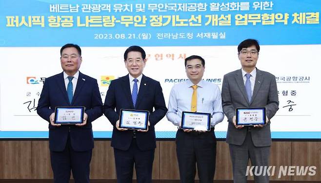 김영록 전남도지사가 21일 오전 도청 서재필실에서 베트남 퍼시픽 항공과 무안국제공항 정기노선 개설 업무협약을 했다. 왼쪽부터 김산 무안군수, 김영록 전남도지사, 응웬 당 끄엉 퍼시픽항공 부사장, 신용구 한국공항공사 글로컬사업본부장. 사진=전남도