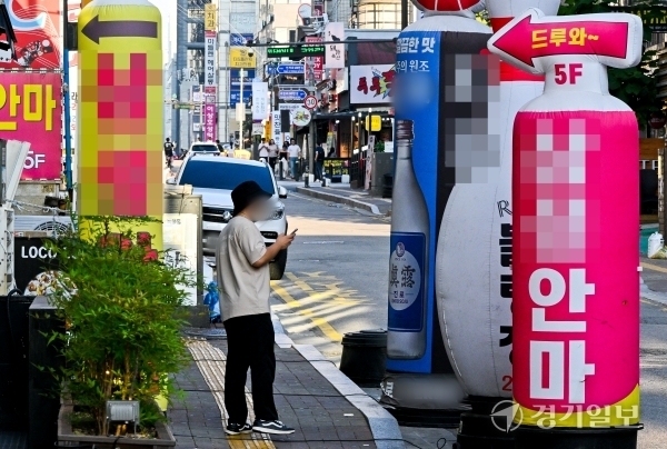 20일 수원특례시 인계동거리에 불법 광고물인 풍선형 입간판(에어라이트)이 설치돼 시민들의 통행을 방해하고 있다. 윤원규기자