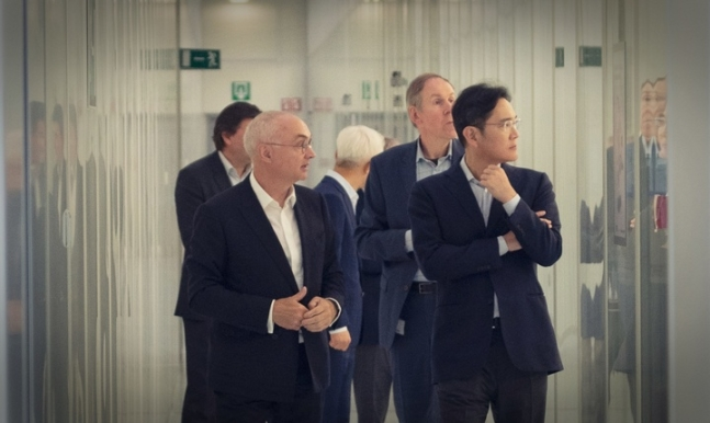 지난해 이재용 삼성전자 회장(오른쪽)이 피터 베닝크 ASML 대표(왼쪽)와 함께 ASML을 둘러보는 모습.