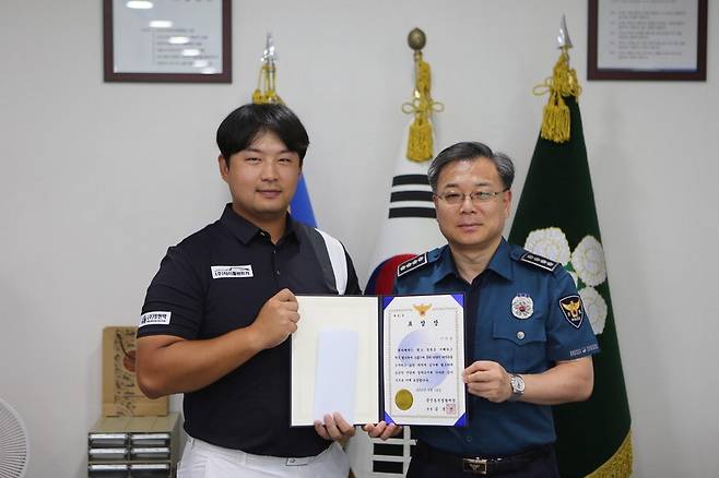 경기 용인동부경찰서가 마약사범 검거에 공을 세운 프로골퍼 이하늘 씨(28·왼쪽)에게 표창장 및 신고보상금 200만원을 수여했다고 21일 밝혔다. 이씨는 지난달 수상한 사람을 보고 "마약류를 거래하는 것으로 의심된다"며 112에 신고해 검거를 도왔다.  경기남부경찰청