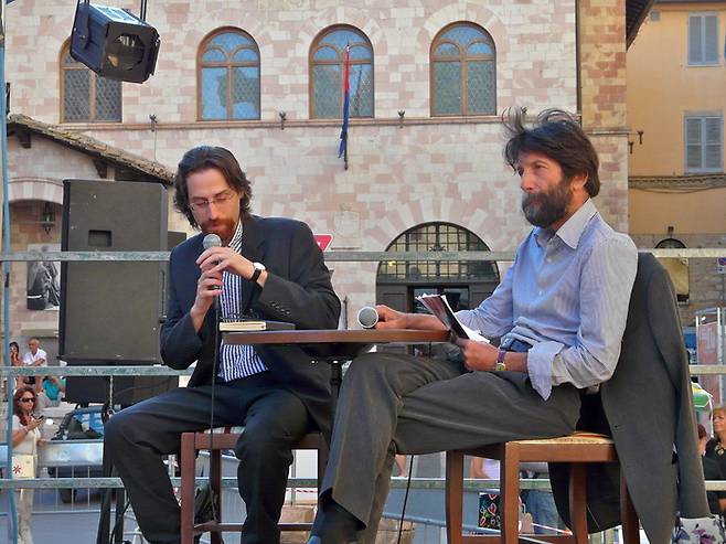 오른쪽이 베니스의 전 시장 마시모 카치아리 / 사진 = Flickr