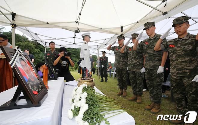 (대전=뉴스1) 김기태 기자 = 고(故) 채수근 해병대 1사단 포병대대 상병의 안장식이 22일 오후 대전 유성구 국립대전현충원 장병 4묘역에서 거행된 가운데 해병대 장병들이 헌화한 뒤 거수경례하고 있다. 2023.7.22/뉴스1  Copyright (C) 뉴스1. All rights reserved. 무단 전재 및 재배포 금지.