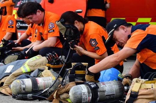 경북 포항북부소방서 덕산안전센터 119대원들이 아침 교대점검에서 공기호흡기 등 인명구조와 화재 진압에 필요한 개인 장비를 점검하고 있다./사진=뉴스1