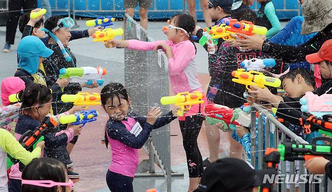 [부산=뉴시스] 하경민 기자 = 부산지역에 엿새째 폭염주의보 발효 중인 16일 남구 용호별빛공원에서 열린 '2023년 남구 물놀이 축제'를 찾은 어린이들이 물총싸움을 하고 있다. 2023.08.16. yulnetphoto@newsis.com