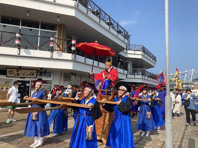 [부산=뉴시스] 19일 일본 시모노세키에서 열린 행사에서 조선통신사 행렬 재현이 진행되고 있다. (사진=부산문화재단 제공)  *재판매 및 DB 금지