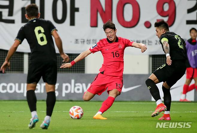 [대전=뉴시스] 김진아 기자 = 20일 오후 대전 유성구 대전월드컵경기장에서 열린 축구 국가대표팀 A매치 평가전 대한민국과 엘살바도르의 경기, 한국 황의조가 골을 넣고 있다. 2023.06.20. bluesoda@newsis.com