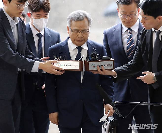 [서울=뉴시스] 김진아 기자 = '대장동 로비 의혹'을 수사 중인 검찰이 21일 박영수 전 특별검사를 특경법상 수재 및 청탁금지법 위반 혐의로 구속기소했다고 밝혔다. 사진은 박 전 특검. 2023.06.29. bluesoda@newsis.com