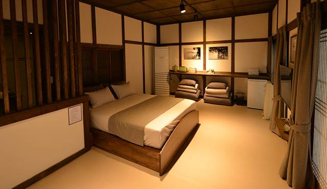 군산 영화동에 위치한 게스트하우스 ‘다호’. 일제강점기에 지어진 적산 가옥을 개조해 세월의 흔적은 남기고 생활 편의성은 더했다. 다호