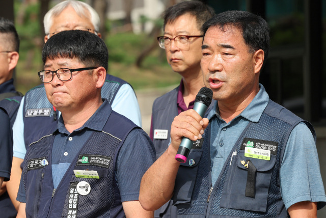 ▲장옥기 전국건설노동조합 위원장이 21일 오전 서울 서초구 서울중앙지방검찰청 앞에서 열린 장 위원장과 전병선 건설노조 조직쟁의실장에 대한 구속영장 청구 규탄 기자회견에서 발언하고 있다. 옆은 전 실장. 장 위원장과 전 실장은 지난 5월 16∼17일 경찰의 해산명령에도 신고된 시각을 넘겨 서울 도심에서 집회를 하고 서울광장, 청계광장, 인근 인도 등을 무단 점거해 노숙한 혐의를 받는다. ⓒ연합뉴스