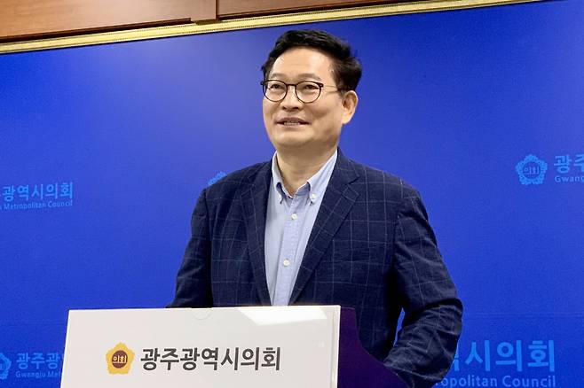 송영길 전 더불어민주당 대표가 지난 14일 광주시의회에서 기자회견을 열고 "검찰 독재정권에 맞서 투쟁의 선봉에 서겠다"고 밝히고 있다. ⓒ연합뉴스