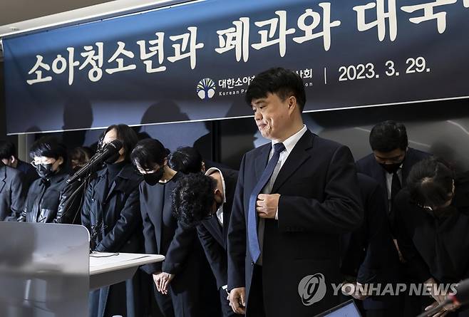 인사하는 소아청소년과 전문의들 (서울=연합뉴스) 윤동진 기자 = 29일 오전 서울 용산구 대한의사협회회관에서 열린 ‘소아청소년과 폐과와 대국민 작별인사’ 기자회견에서 임현택 대한소아청소년과의사회 회장을 비롯한 전문의들이 인사를 하고 있다. 2023.3.29 mon@yna.co.kr